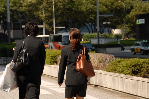 スーツ姿の男性と女性の後ろ姿